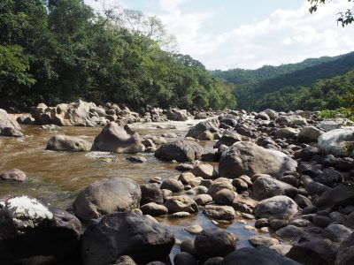 Un río natural de los que hay muchos en Colombia