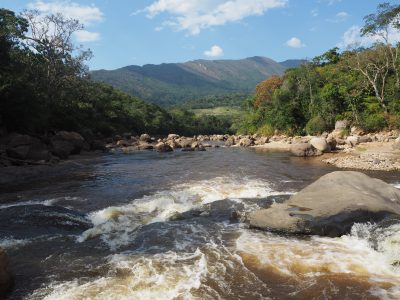 La vista río arriba